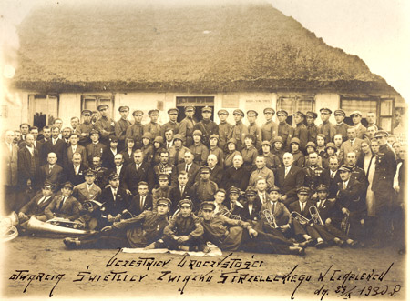 Uczestnicy uroczystości otwarcia świetlicy Związku Strzeleckiego 1930 r.